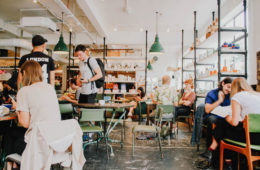 Invités dans un café moderne