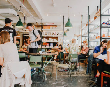 Invités dans un café moderne