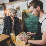 Un barista utilise la caisse enregistreuse orderbird