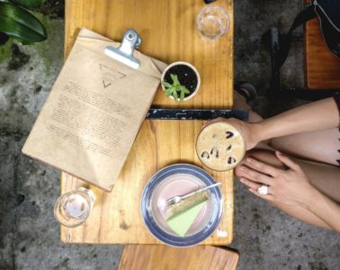 Café glacé dans un café avec un gâteau