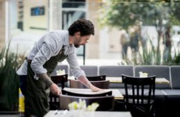 Mise en place d'une table dans un restaurant