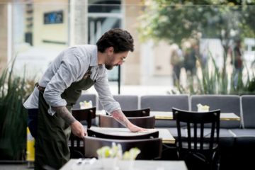 Mise en place d'une table dans un restaurant