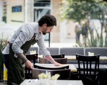 Mise en place d'une table dans un restaurant