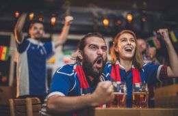 Supporters de foot dans un bar