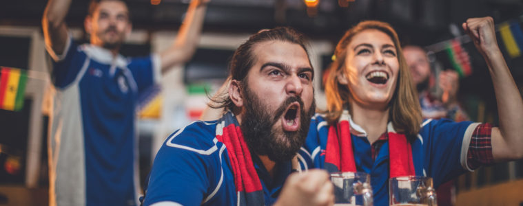 Supporters de foot dans un bar