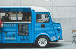 Un food truck bleu avec du café