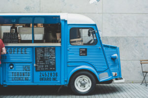 Un food truck bleu avec du café