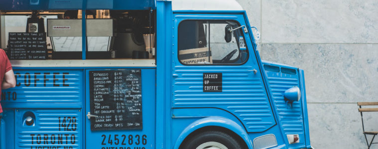 Un food truck bleu avec du café