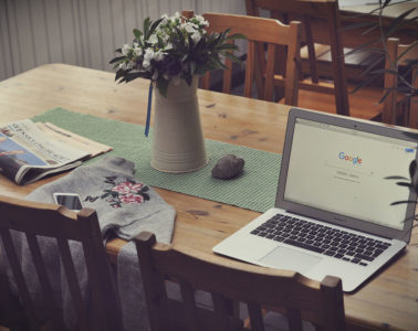 La page Google est ouverte sur un ordinateur portable